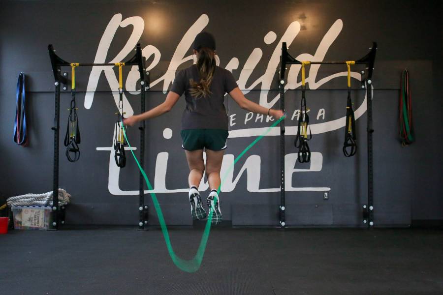 jeune femme pratiquant de la corde à sauter