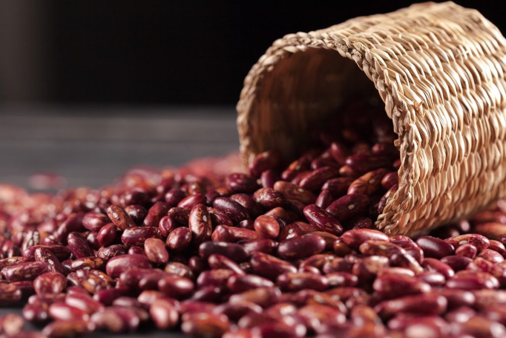 haricots rouges sur table en bois
