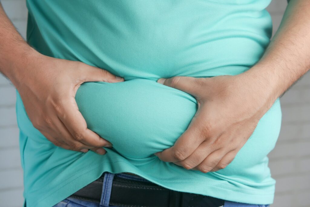 Femme souffrant de ballonnements et tenant son ventre
